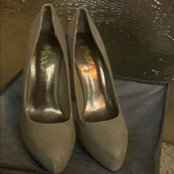 Pumps - Picture 3 of 3